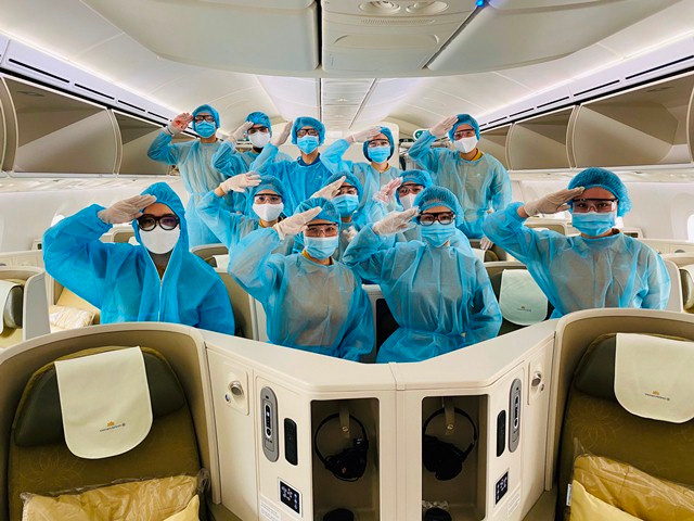 4 thay thuoc, 15 phi hanh doan VN5022 “giai cuu” 129 BN COVID-19 tu Xich Dao: Ho da song nhu the!