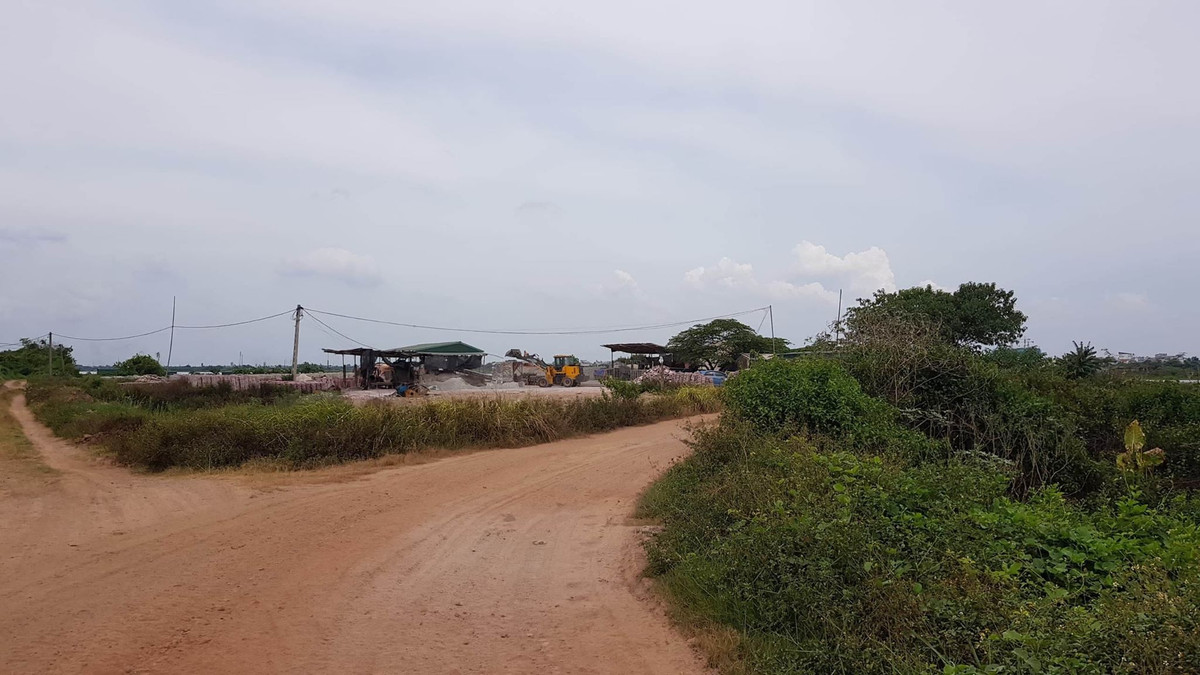 Hai Duong: Ben bai khong phep ngang nhien hoat dong, xe tai vo tu bang qua de