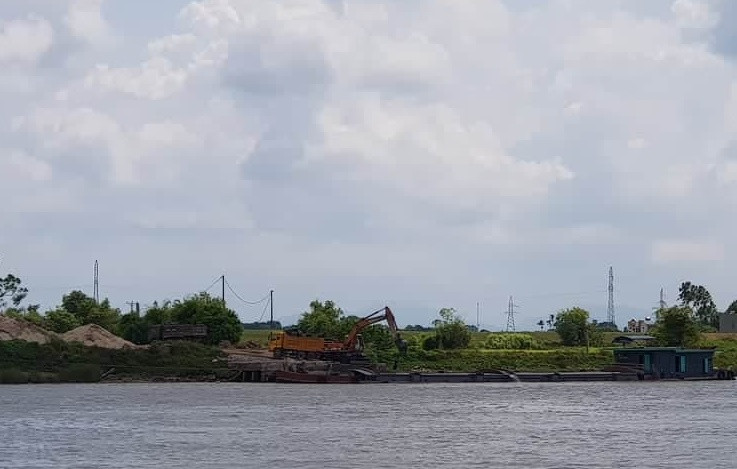 Hai Duong: Ben bai khong phep ngang nhien hoat dong, xe tai vo tu bang qua de-Hinh-5