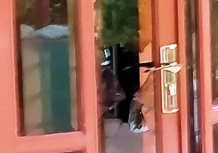 Các đối tượng đã phá khóa đột nhập tịnh thất và hiếp dâm cô gái trẻ. Ảnh: Giác Ngộ.