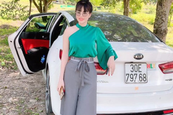 "Tôi nhìn anh Grab chảy quá nhiều máu mà khóc không thành tiếng. Em trai tôi cũng mới qua đời bên nước ngoài do xuất huyết dạ dày nên tôi rất sợ cái cảm giác ở thời khắc sinh tử. Tôi vừa đi vừa cầu nguyện cho anh này tai qua nạn khỏi. Còn anh ấy thì cứ hổn hển nói: Nhà em nghèo lắm, em còn vợ và 2 con nhỏ. Bố mẹ không có tiền…". 