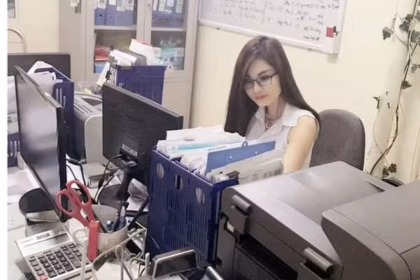 "Lúc ấy ngoài tôi còn có 2 ô tô khác dừng lại ở hiện trường. Trong lúc những người khác ngại ngần vì tài xế grab đang chảy nhiều máu, chẳng biết sống chết thế nào thì tôi nhờ mọi người đưa anh ấy lên ô tô của mình để đến bệnh viện. Nghĩ cho cùng xe cũng chỉ là phương tiện đi lại, mạng người mới quan trọng nhất" - chị Nhung kể lại. 