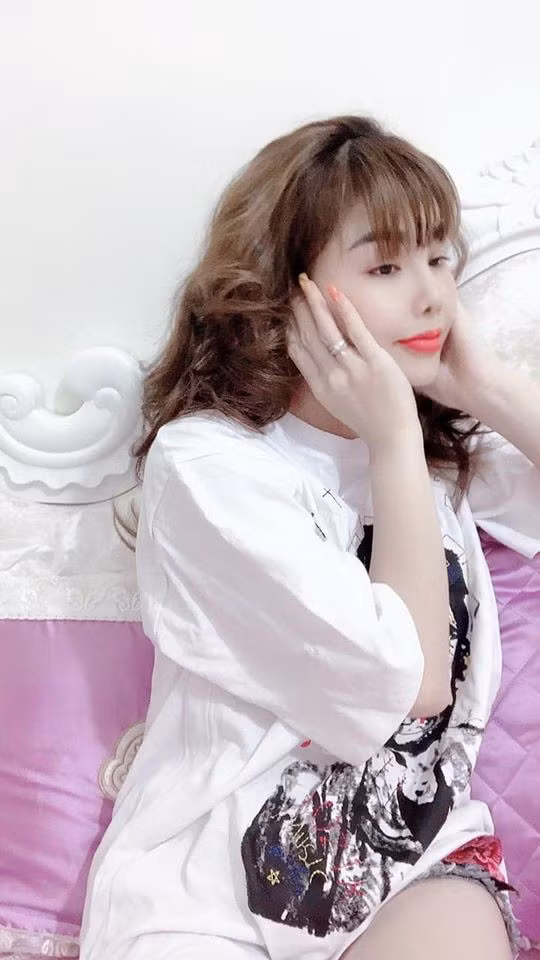 Chị Nhung khẳng định chưa kêu gọi hay lấy của ai một xu nào, tiền biếu gia đình anh tài xế 5 triệu là tiền riêng cá nhân của chị. Chiều ngày 22/7, chị Nhung có mặt tại Bệnh viện Việt Đức và tiếp tục ủng hộ gia đình nạn nhân thêm 10 triệu đồng. 