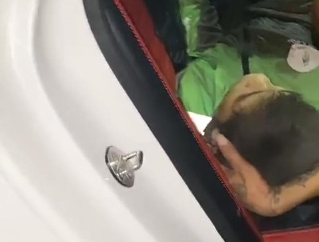 Theo lời anh Lê Anh Tú, khi chứng kiến tài xế xe Grabbike bị cướp gây thương tích, nghĩ họ giống mình, kiếm đồng tiền vất vả đêm hôm. Khi đó tài xế kêu cứu và bảo mọi người giúp đỡ và thông báo bị đối tượng đâm dao nên anh Tú và mọi người chỉ biết bế tài xế này lên xe của chị Nhung và cùng đưa đi viện.