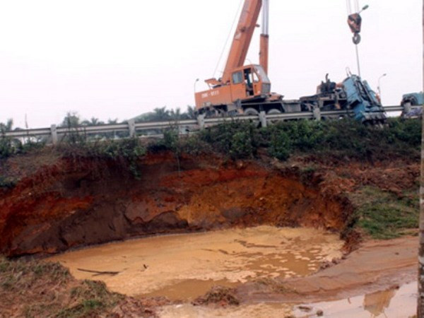 Vo duong ong nuoc song Da: Da uong dau thai... gio chet khat?!