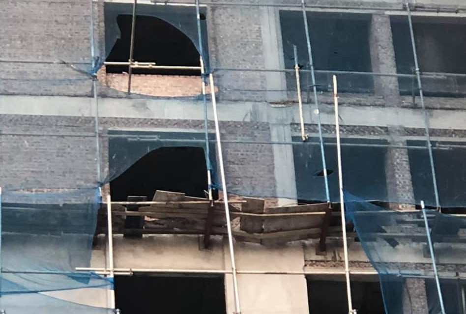 Toa nha Hoa Xa 2 cong nhan thuong vong: Bat thuong vat tu xay dung?