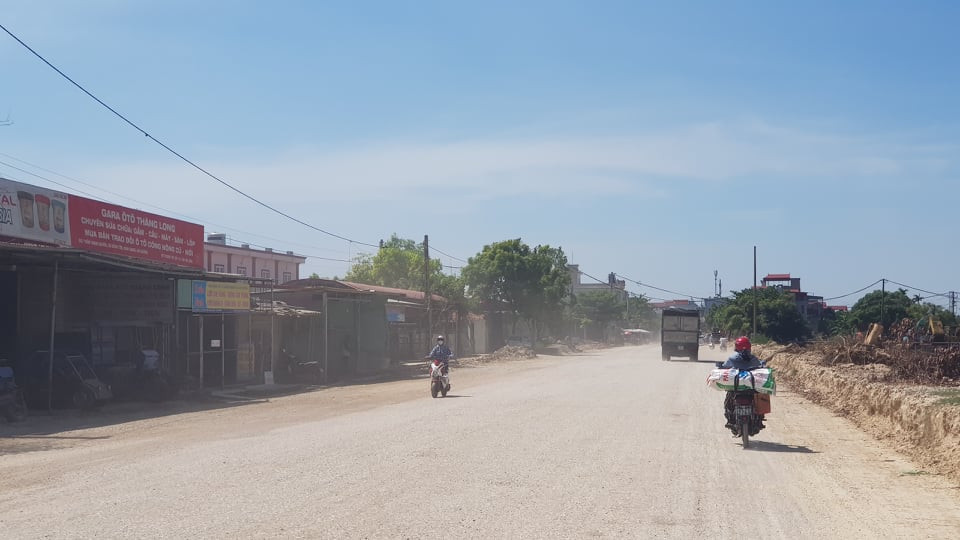 Theo phản ánh của người dân, quá trình thi công đường, đơn vị thi công có tưới nước nhưng đoạn đường luôn trong cảnh bụi bặm. Người đi đường đã khốn khổ nhưng những người sống ven đường còn khổ hơn khi phải sống chung với bụi. Mở cửa ra là bụi vào nhà, bụi phủ kín mái nhà, cây cối...