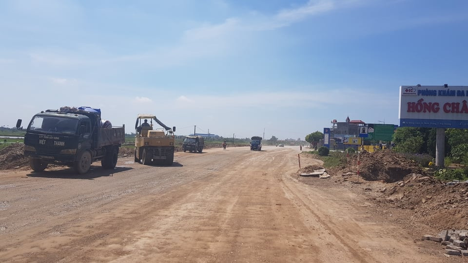 Đơn vị thi công có tưới nước...