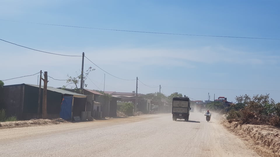 Nhà ven đường bụi phủ trắng xóa mái nhà.