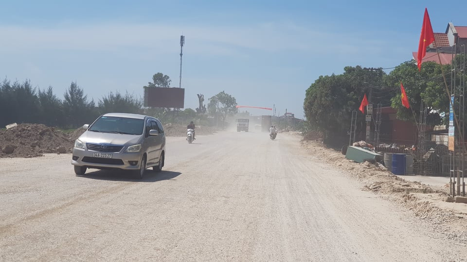 Bình thường đã bụi khi có phương tiện đi qua càng bụi hơn.