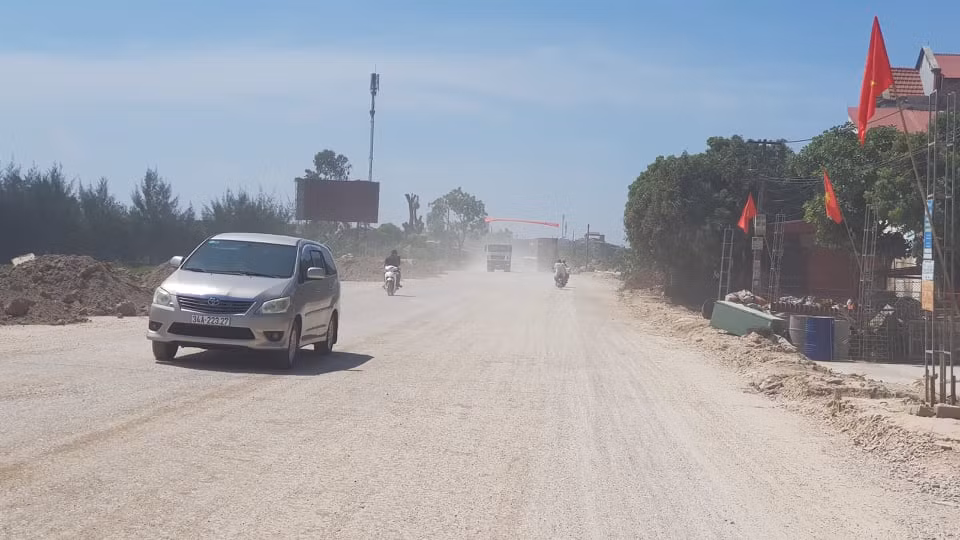 Bình thường đã bụi khi có phương tiện đi qua càng bụi hơn.