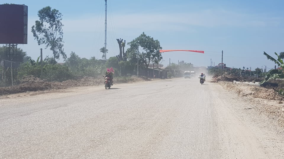 Hiện đơn vị thi công đã hoàn thiện 90% tuyến đường nhưng người dân chưa biết khi nào mới hết sống chung với bụi.