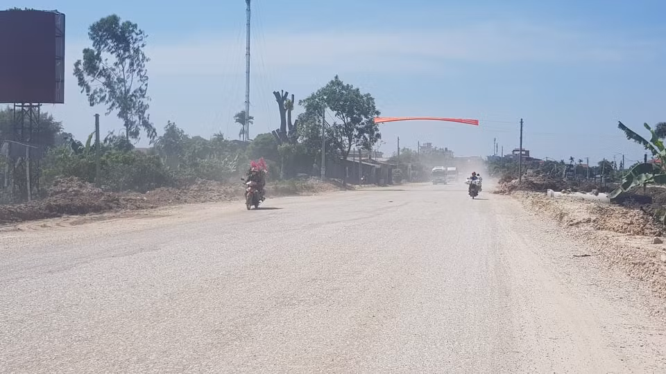 Người đi đường cùng khốn khổ vì bụi.