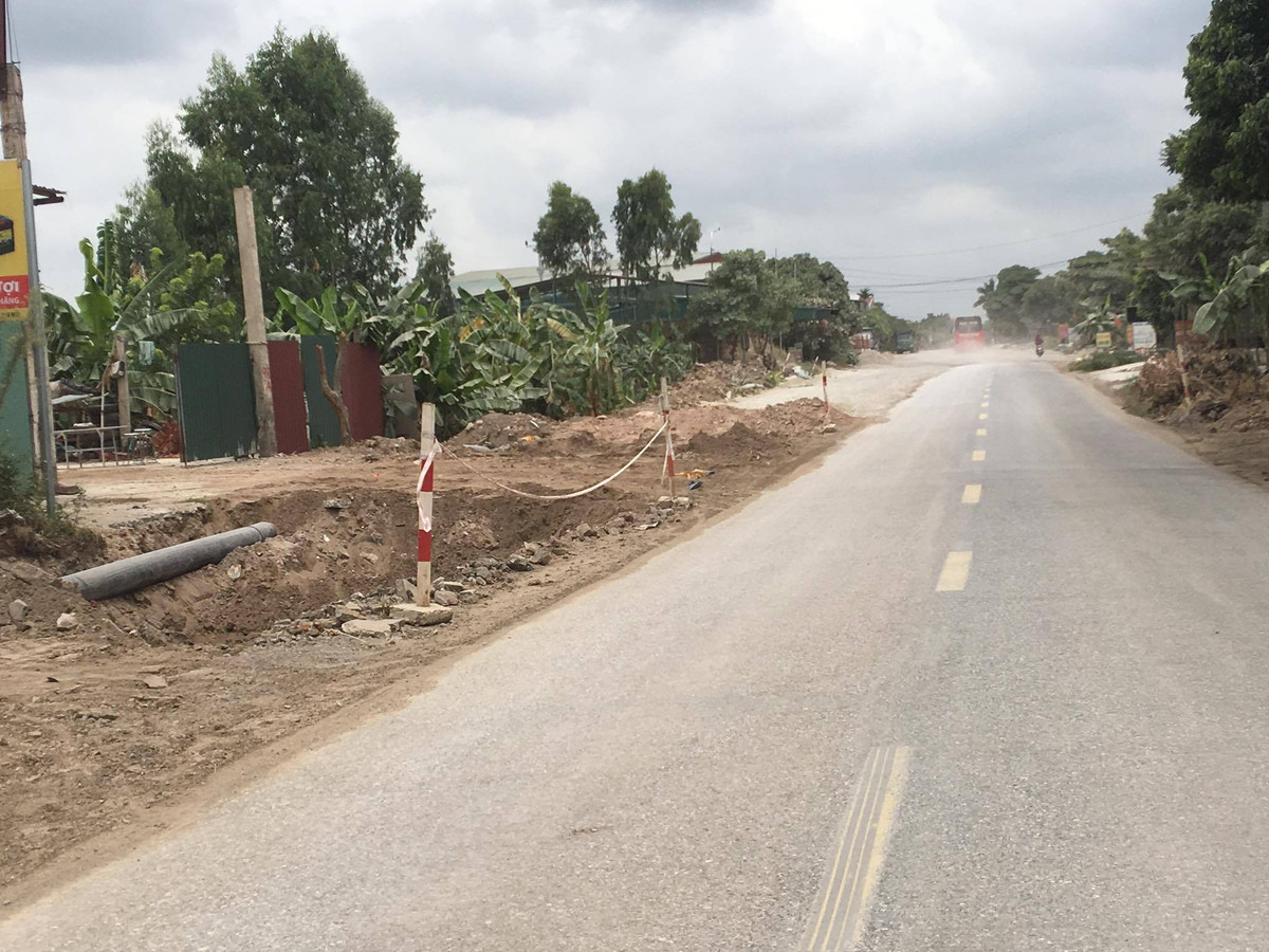 Nhiều đoạn tiềm ẩn nguy hiểm do thi công, đơn vị thi công chỉ chằng tạm bợ.