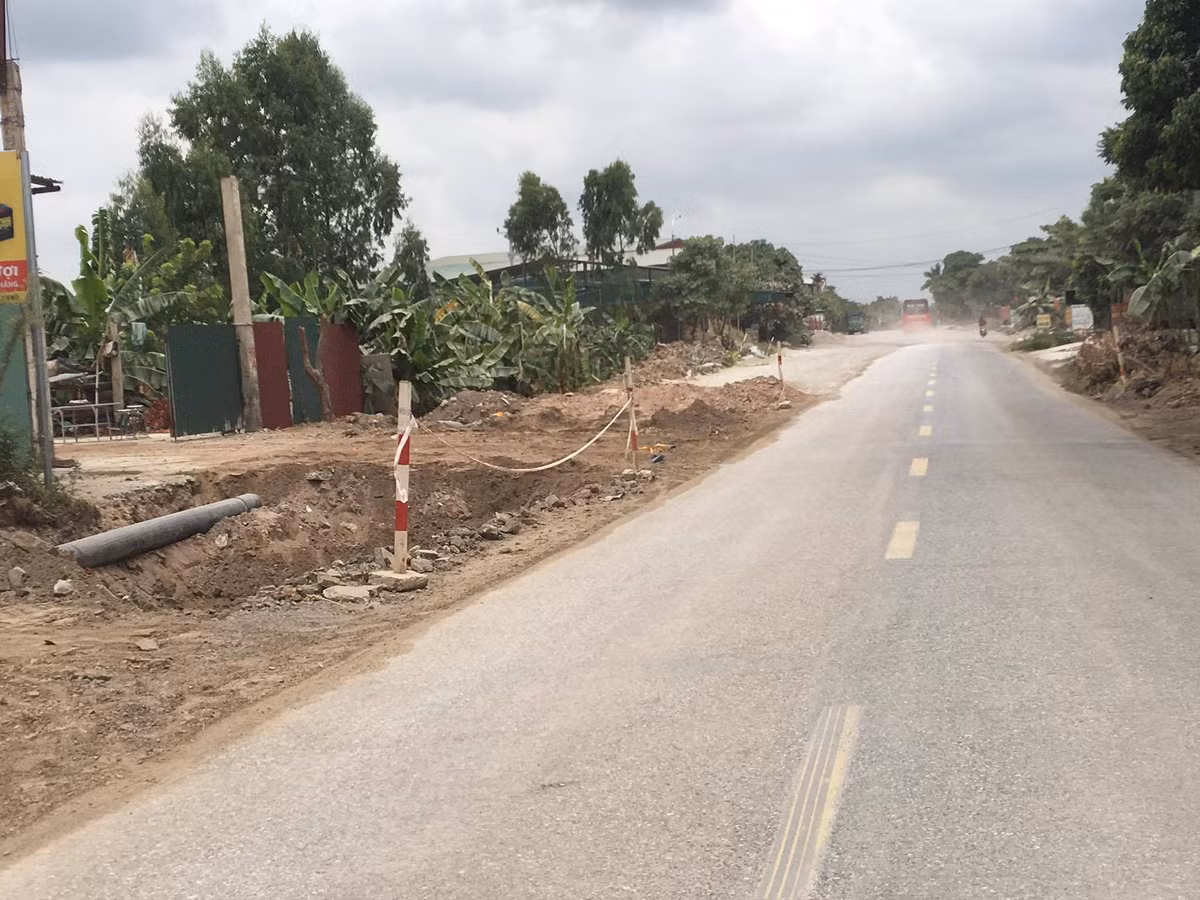 Nhiều đoạn tiềm ẩn nguy hiểm do thi công, đơn vị thi công chỉ chằng tạm bợ.