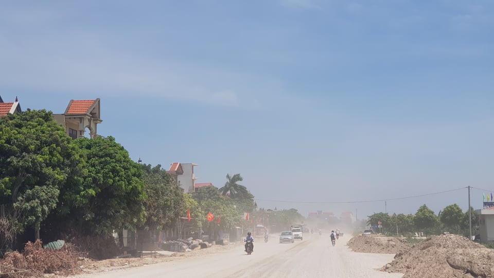 Bụi phủ mịt mờ....