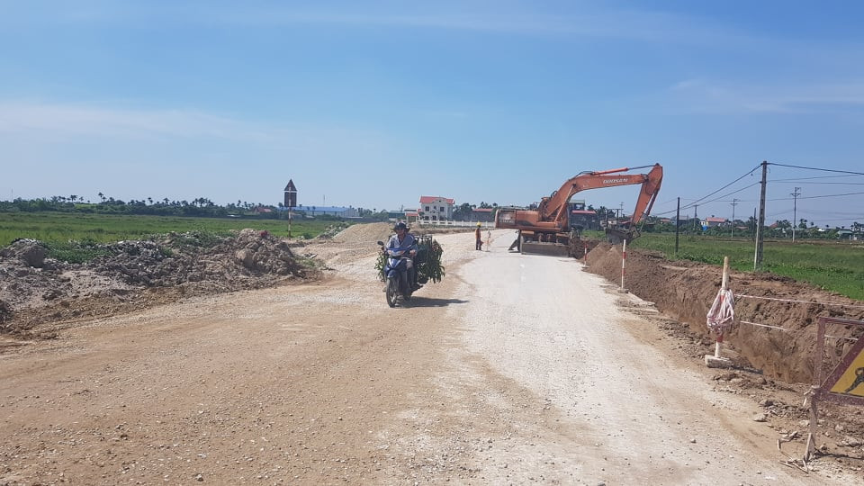 Chỉ được lúc, đường lại khô, bụi lại xuất hiện.