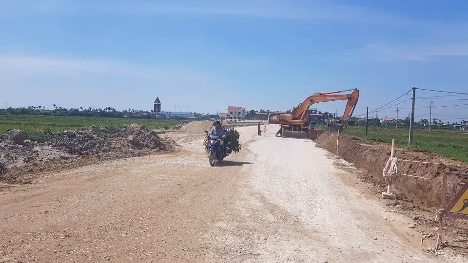 Chỉ được lúc, đường lại khô, bụi lại xuất hiện.