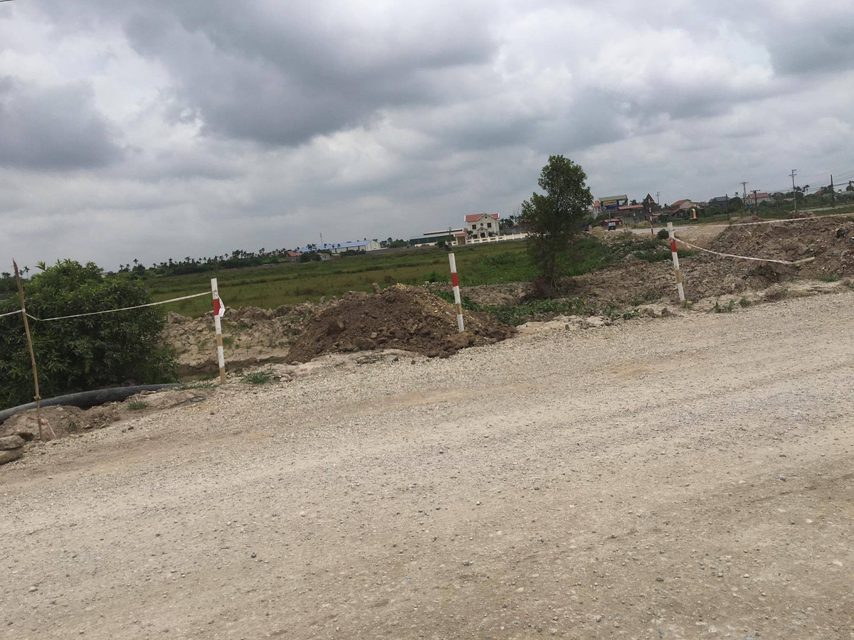 Tiềm ẩn nguy cơ mất an toàn giao thông. PV Kiến Thức tiếp tục cập nhật thông tin vụ việc trên.