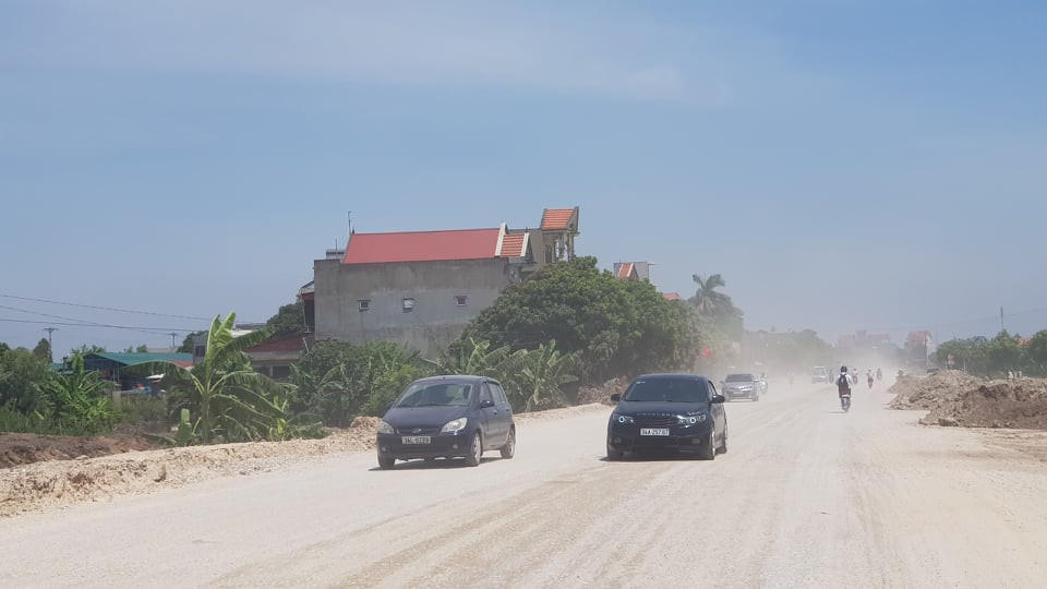 Phương tiện di chuyển càng nhiều bụi càng cuộn lên.