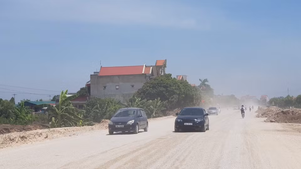 Phương tiện di chuyển càng nhiều bụi càng cuộn lên.