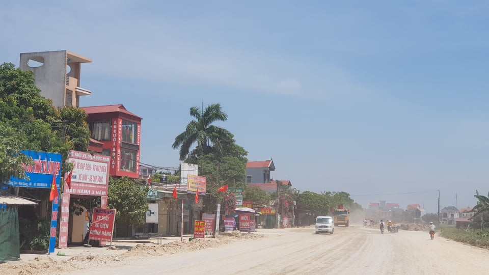 Bụi bặm do thi công đường khiến cuộc sống người dân bị đảo lộn.