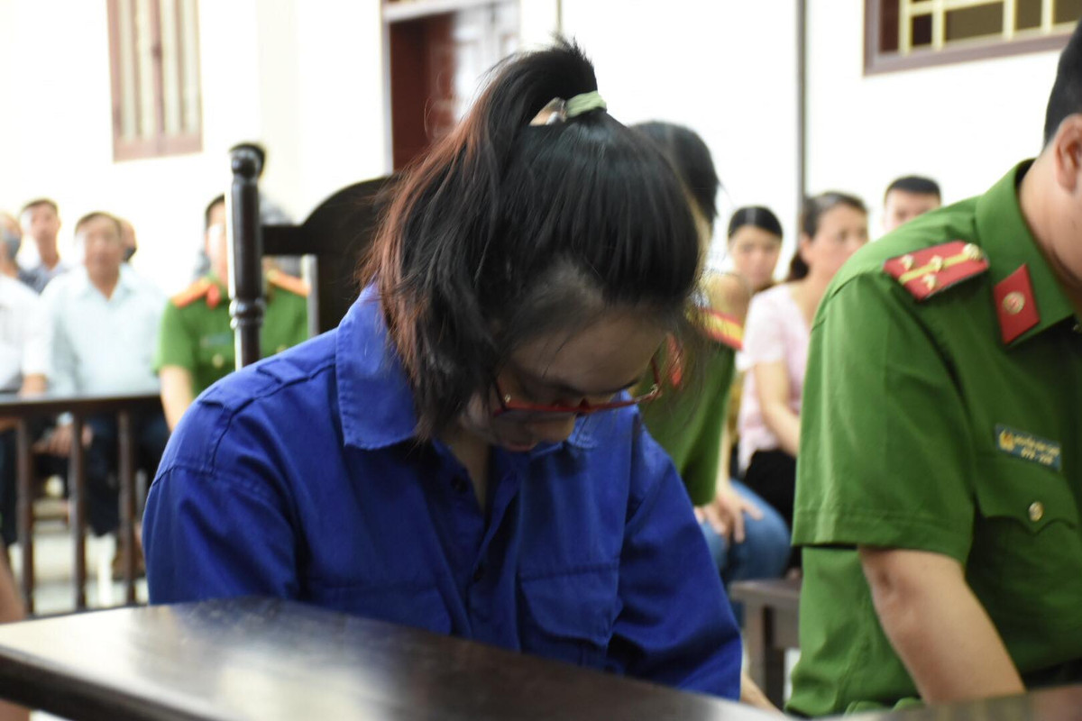 Trong quá trình xét xử sáng cùng ngày, Trang ngồi trên bục dành cho bị cáo và cúi đầu, thi thoảng lấy tay quệt nước mắt vì hối hận.