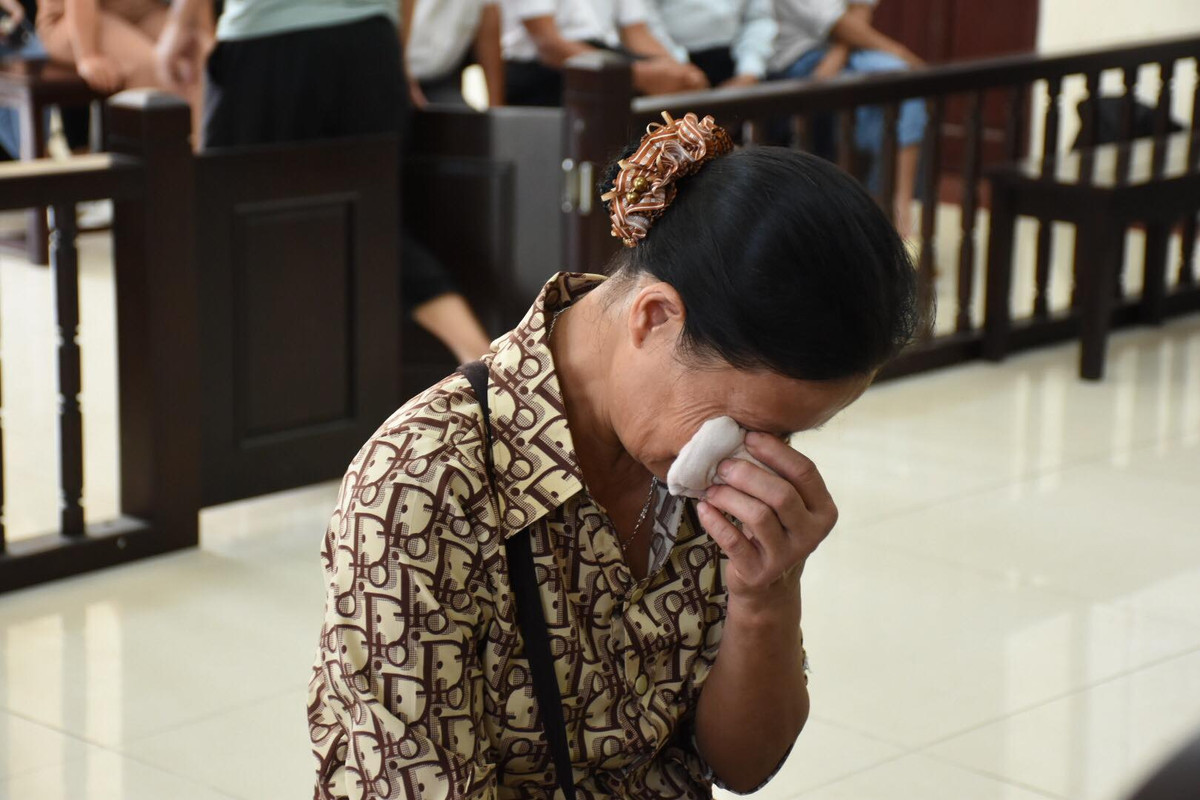 Khoảng 14h cùng ngày, Trang đi xe máy mang theo 6 cốc trà sữa đến gần Bệnh viện phổi tỉnh Thái Bình, dùng điện thoại để lên mạng Internet tìm người giao hàng thuê, nhờ họ mang số trà sữa này vào bệnh viện. Tuy nhiên, không tìm được ai nên Trang đã tự mình mang trà sữa lên Khoa nội 3 (nơi chị Y. làm việc). Tại đây, vì chị Y. đã về nhà nên Trang gửi trà sữa cho chị Phan Thị Lý (40 tuổi, là cán bộ điều dưỡng cùng khoa với chị Y.) nhờ đưa cho chị Y.. Khoảng 18h30 cùng ngày, chị Lý lấy 2 cốc trà sữa ra đưa cho con trai là Nguyễn Phan Duy Anh uống 1 cốc, chị Lý uống nửa cốc, số còn lại bỏ vào tủ lạnh. Đến trưa 3/12/2019, chị Lý uống nửa cốc còn lại.