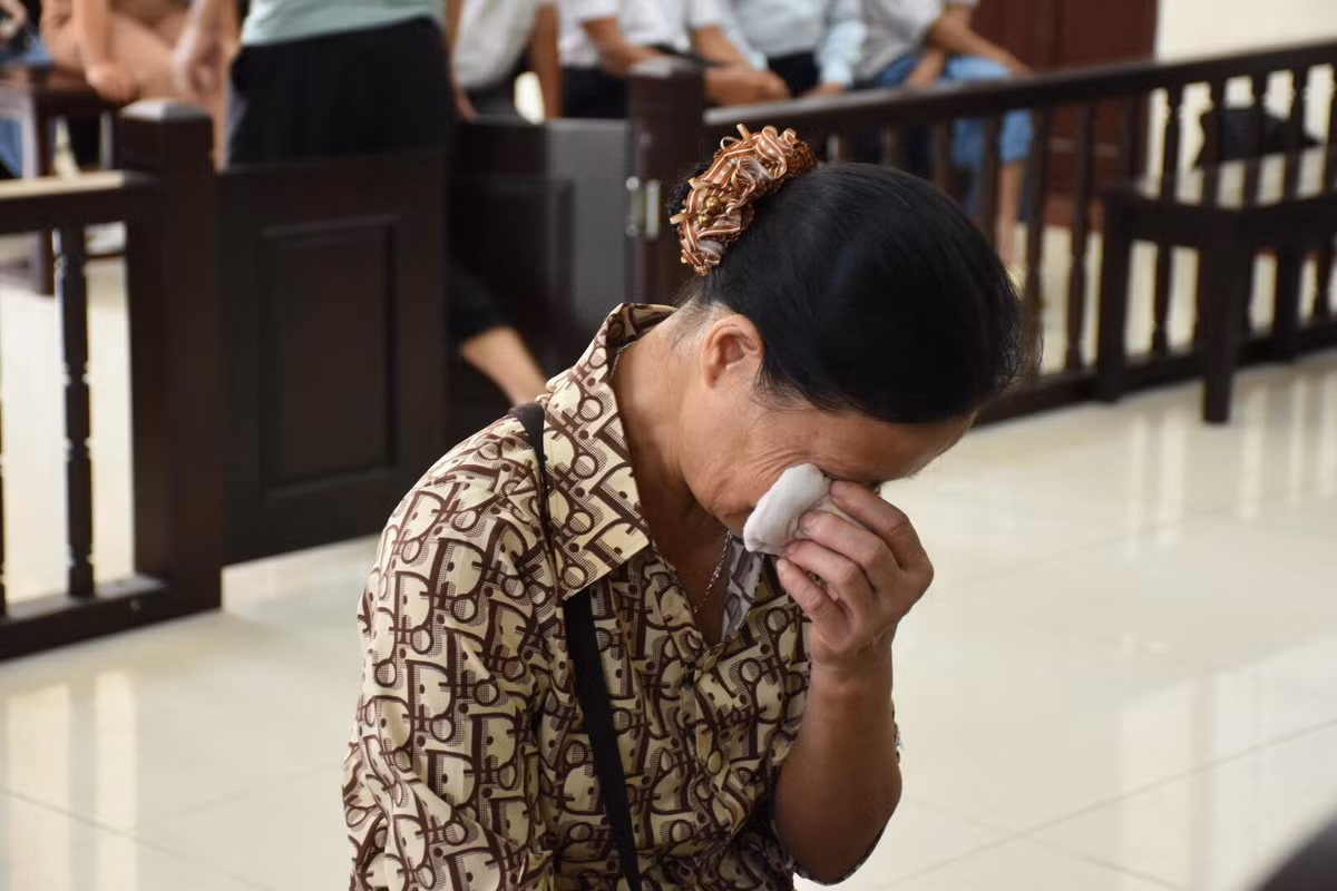 Khoảng 14h cùng ngày, Trang đi xe máy mang theo 6 cốc trà sữa đến gần Bệnh viện phổi tỉnh Thái Bình, dùng điện thoại để lên mạng Internet tìm người giao hàng thuê, nhờ họ mang số trà sữa này vào bệnh viện. Tuy nhiên, không tìm được ai nên Trang đã tự mình mang trà sữa lên Khoa nội 3 (nơi chị Y. làm việc). Tại đây, vì chị Y. đã về nhà nên Trang gửi trà sữa cho chị Phan Thị Lý (40 tuổi, là cán bộ điều dưỡng cùng khoa với chị Y.) nhờ đưa cho chị Y.. Khoảng 18h30 cùng ngày, chị Lý lấy 2 cốc trà sữa ra đưa cho con trai là Nguyễn Phan Duy Anh uống 1 cốc, chị Lý uống nửa cốc, số còn lại bỏ vào tủ lạnh. Đến trưa 3/12/2019, chị Lý uống nửa cốc còn lại.