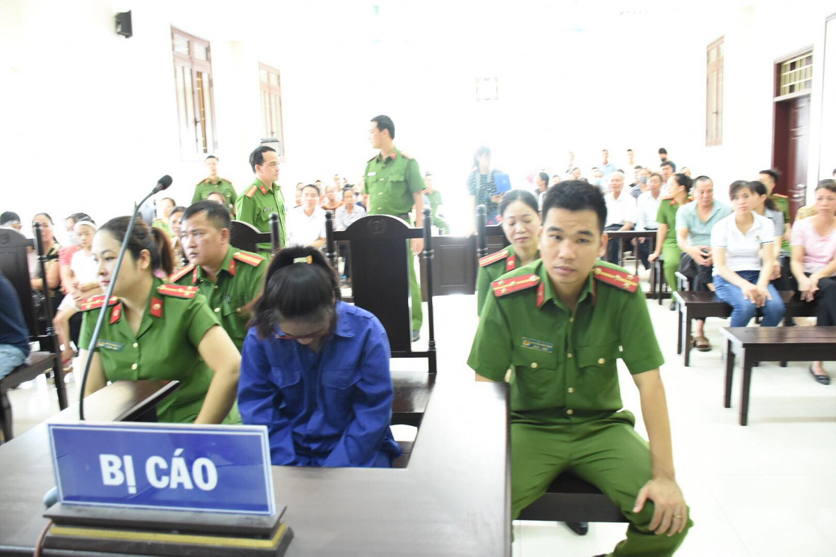 Lực lượng cảnh sát bảo vệ tòa túc trực hai bên nữ bị cáo.
