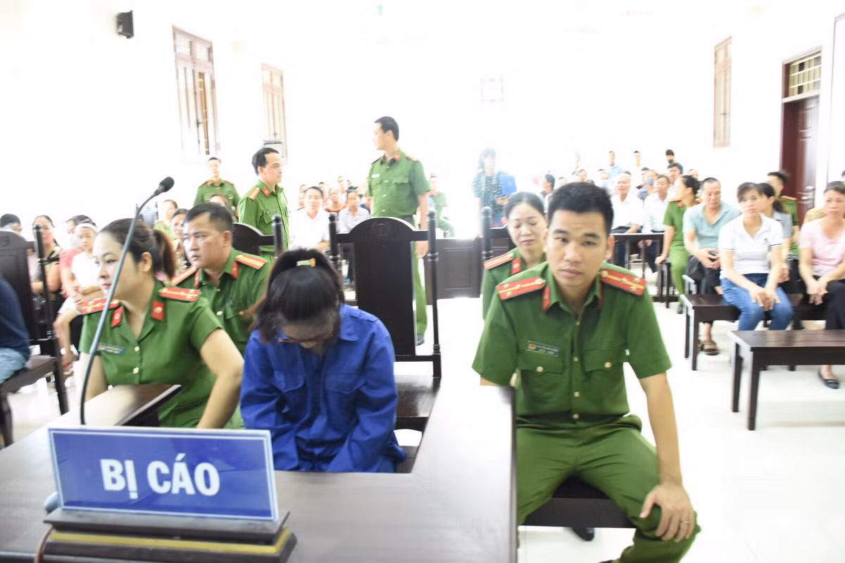 Lực lượng cảnh sát bảo vệ tòa túc trực hai bên nữ bị cáo.