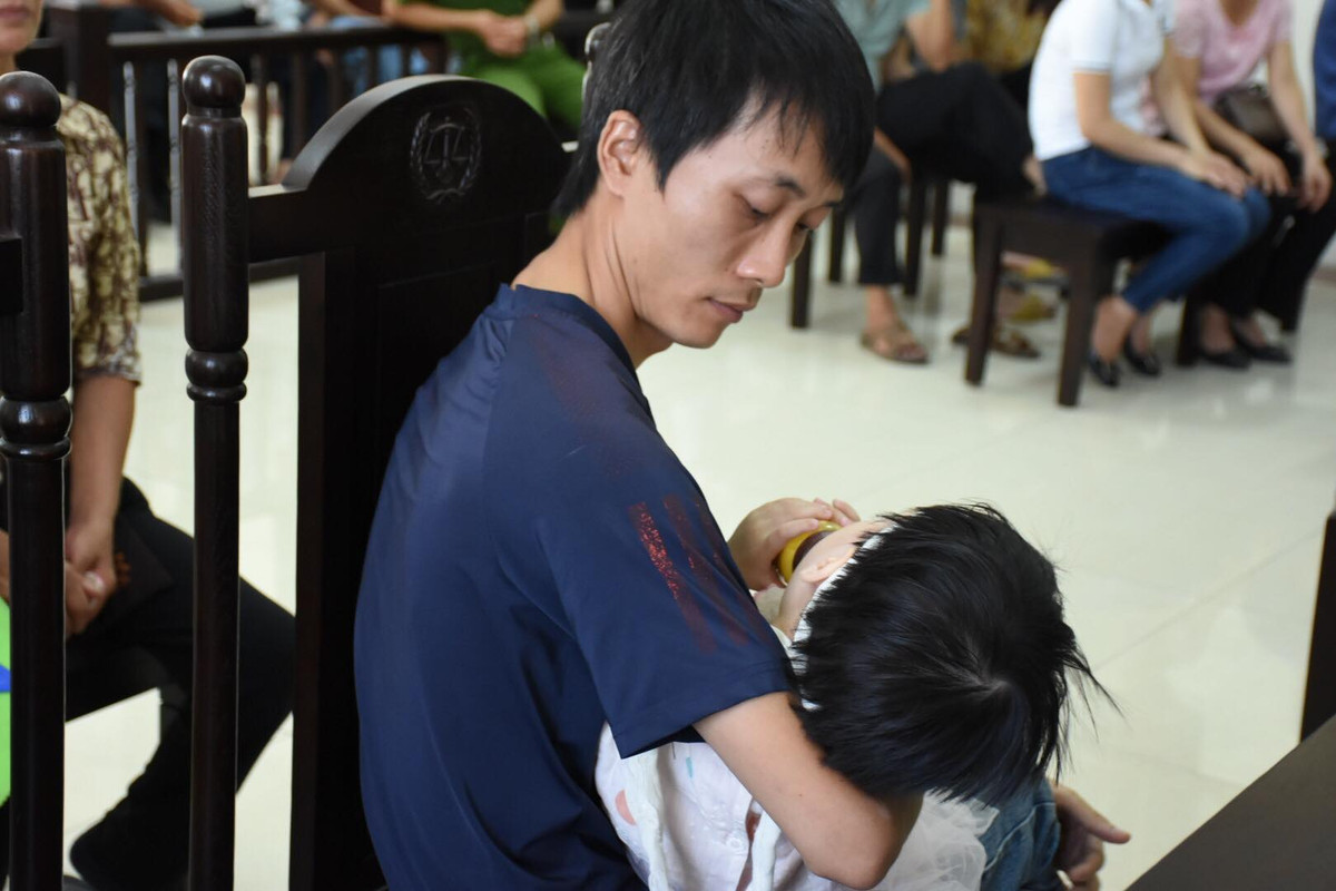 Nhiều người thân gia đình bị hại có mặt tại tòa mang theo di ảnh của nạn nhân. Người nhà nạn nhân không còn biểu hiện bức xúc như phiên tòa trước. Họ ngồi lặng lẽ tại phiên tòa. Biết chị Y. thích uống trà sữa, ngày 2/12/2019, Trang điện thoại đặt mua 6 cốc trà sữa tại một tiệm trên đường Lê Quý Đôn, TP Thái Bình và đi mua xi lanh để mang về nhà để bơm chất độc xyanua. Khi bơm vào được 4 cốc trà sữa thì bị hết chất độc xyanua.