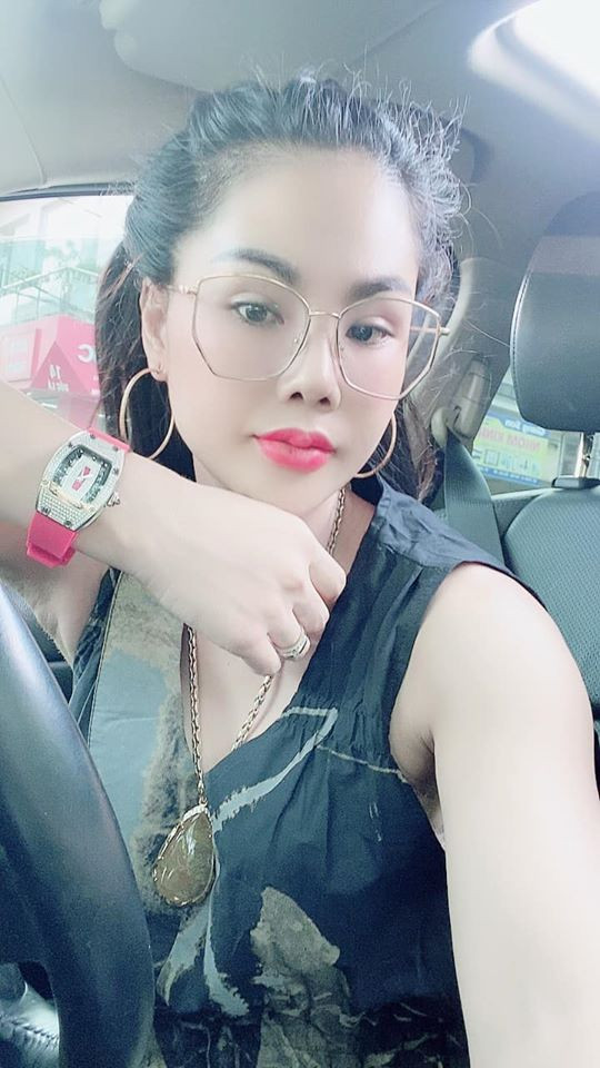 Xung quanh ai cũng sợ bị lừa và vạ lây, nhưng khi người lái xe ôm cho biết chứng kiến lái xe Grab bị đâm nhưng không dám can ngăn, chị đã hỏi địa điểm và đến hiện trường.