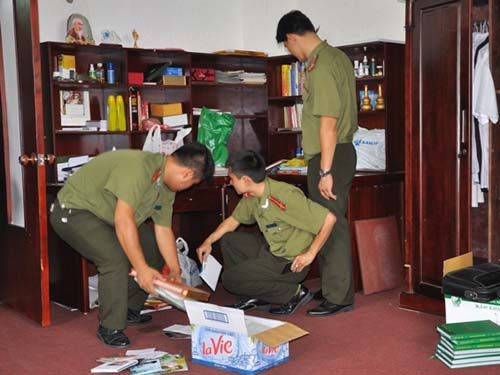 Dang kham xet khan cap 1 can bo va lai xe cua Chu tich TP Ha Noi