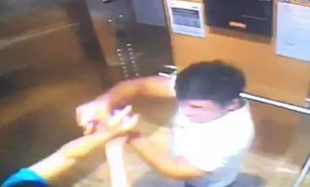 Xit con vao mat nguoi nhac deo khau trang: Con do... xu ly hinh su?