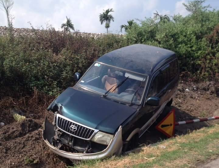 Một số nhân chứng tại hiện trường cho biết, thời điểm xảy ra vụ tai nạn, xe ô tô 7 chỗ đi không đúng phần đường, vượt phải không chú ý quan sát. Sau đó đã đâm va vào xe máy của chị Lức và ông Tuân đang lưu thông cùng chiều.