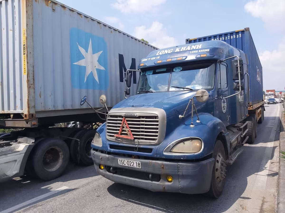 Hiện CSGT Công an TP Hải Dương đang phối hợp với các đơn vị chức năng khám nghiệm hiện trường, tử thi điều tra làm rõ nguyên nhân vụ tai nạn.