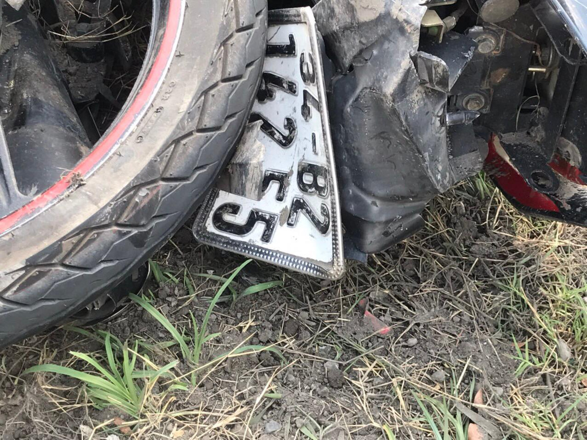 Chưa dừng lại ở đó, ôtô tiếp tục đâm đổ 2 cột biển báo giao thông khiến một cột biển báo văng vào người chị Lức làm chị này chết tại chỗ. Chiếc ôtô tiếp tục lao xuống rãnh thoát nước cạnh quốc lộ 5.