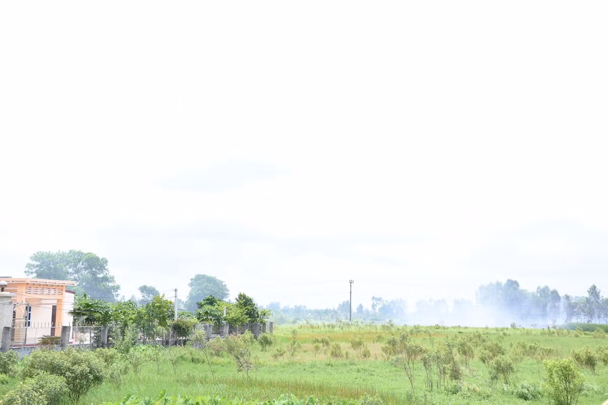 Khói từ bãi đốt rác phủ kín làng quê... đến các hộ dân khiến cuộc sống bị đảo lộn.