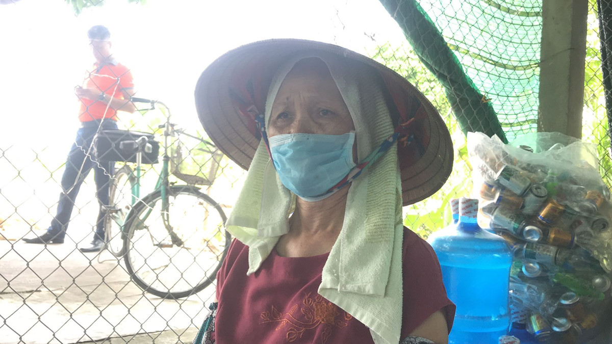 Người dân luôn phải đeo khẩu trang do lo lắng không khí bị ô nhiễm từ việc đốt rác trên.