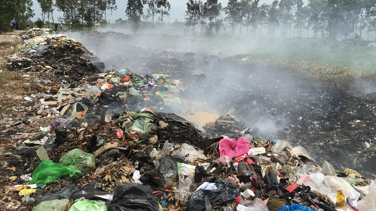 Rác thải sinh hoạt đủ loại bị đốt gây khói và mùi khó chịu.
