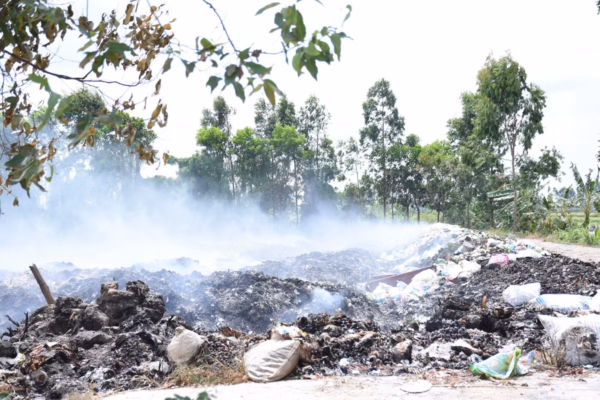 Khói âm ỉ ngày đêm.