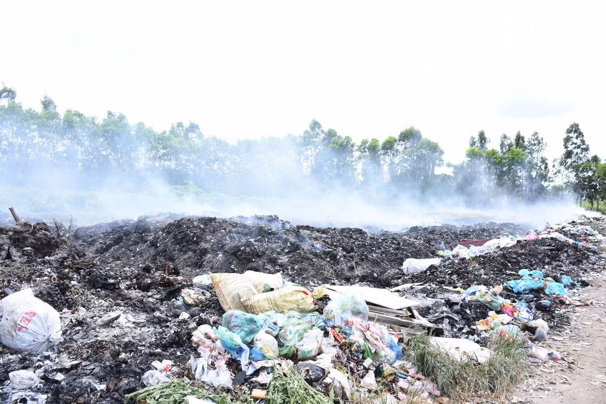 Để hạn chế ảnh hưởng của bãi rác khi đốt, nhiều người dân đã dung nước phun vào bãi rác nhưng vẫn không thể cải thiện được tình hình. Cảm giác đầu óc choáng váng luôn thường trực với người dân nơi đây. Người khỏe có thể cầm cự nhưng với người già, trẻ nhỏ, người ốm đau bệnh tật thì dường như không thể chịu nổi.