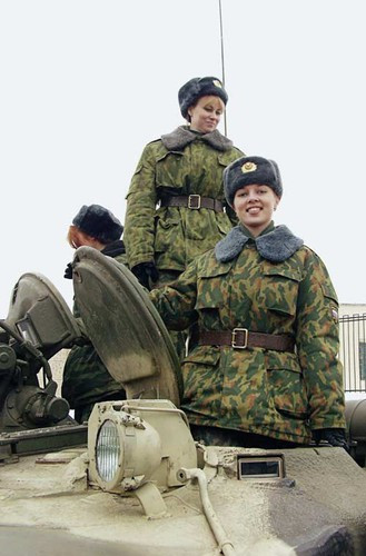 Các nữ quân nhân Quân đội Nga tại một đơn vị thiết giáp.