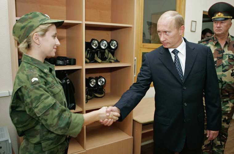 Tổng thống Vladimir Putin bắt tay nữ sĩ quan Nikolai Lisinky trong chuyến thăm của ông này tới trạm biên phòng Yermolovka ở Quân khu Nam.