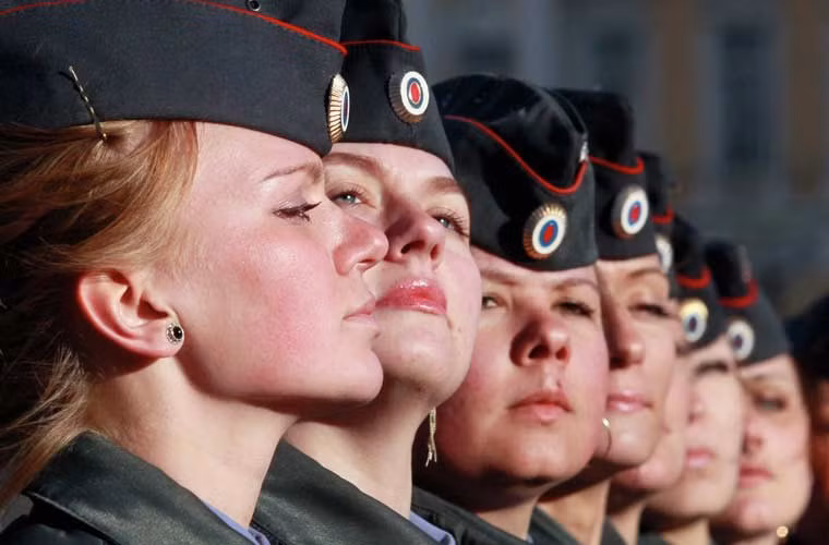 Son môi và Kalashnikov – đó là tựa đề mà tờ Sputnik News đặt cho chùm ảnh này. Quả thật đúng vậy, son môn và súng trường Kalashnikov là 2 vật bất ly thân của bất kỳ nữ quân nhân Quân đội Nga nào.