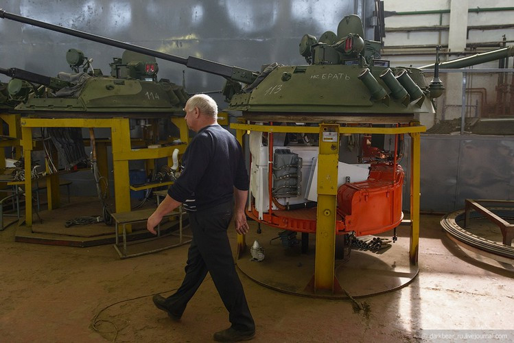 Từ năm 1993, nhà máy đã chuyển sang sửa chữa chủ yếu các xe tăng hiện đại như T-72, xe chiến đấu bộ binh BMP-2. Trong ảnh, tháp pháo của BMP-2 đang được đại tu.