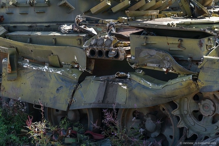 Bị đổ nát không khác gì đống phế liệu.