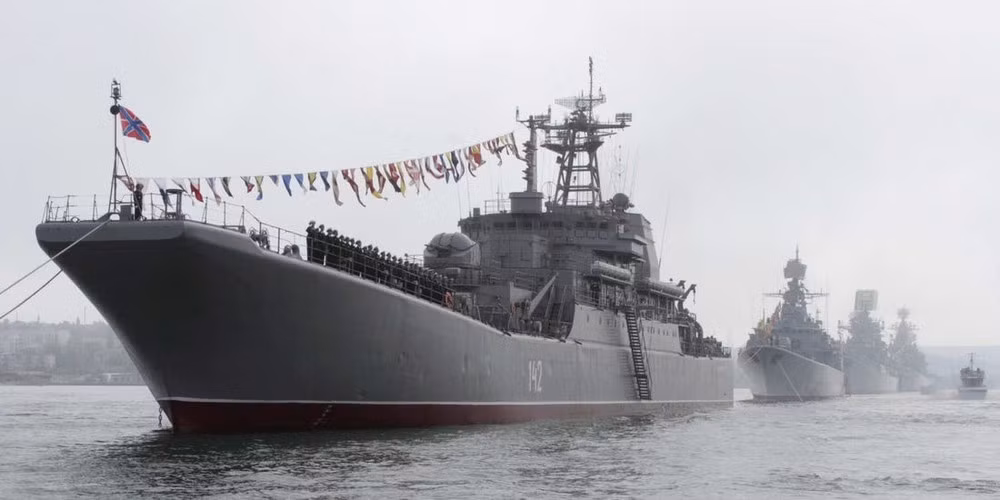 Trên trang Avia-pro, chuyên gia Satanovsky đánh giá nỗ lực của hạm đội Mỹ nhằm tìm cách để tàu chiến của họ hiện diện lâu dài tại Biển Đen bằng cách bỏ qua công ước Montreux sẽ không gây ra bất kỳ mối đe dọa nào đối với Nga.