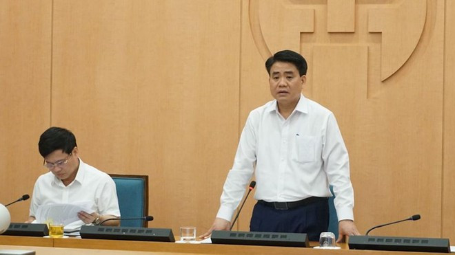 Theo đó, căn cứ Quyết định số 2294-QĐNS/TW ngày 11/8/2020 của Bộ Chính trị và Quyết định số 1223/QĐ-TTg ngày 11/8/2020 của Thủ tướng về việc đình chỉ sinh hoạt cấp ủy và chức vụ trong Đảng, tạm đình chỉ công tác đối với ông Nguyễn Đức Chung, Ủy viên Trung ương Đảng, Phó Bí thư Thành ủy, Chủ tịch UBND TP Hà Nội..